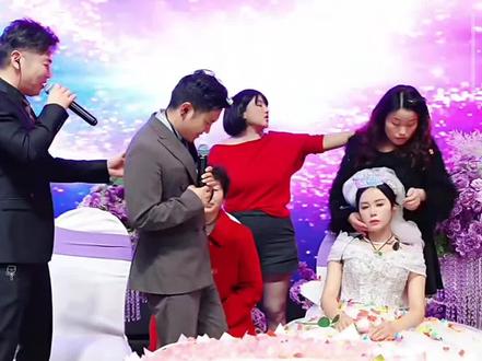 祝阿城给方芳求婚圆满成功。