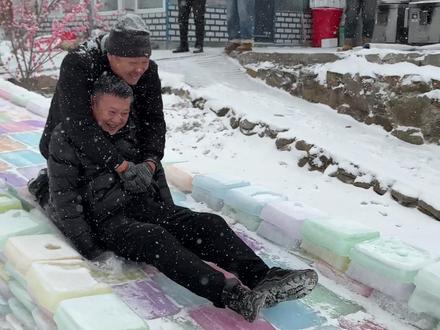 大家久等了,彩虹大滑梯来啦~#农村生活#记录真实生活 #彩虹滑梯#冰滑梯