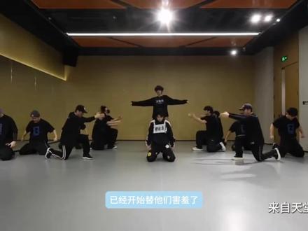 梦哪说哪: ﹣你看球吗?﹣不看。#穆祉丞 #王橹杰 #橹穆