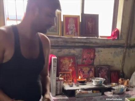 印度🇮🇳街头美食,印度的土豆真大个,土豆也能做饺子🥟馅,这是开眼了,大家学习一下吧!土豆带皮煮熟,剥皮打碎,撒上咖喱粉,玛莎拉粉,八角香叶桂皮粉,调料这块全球绝对数第一!#制作过程 #真材实料才能做出好味道 #夜市里的烟火气