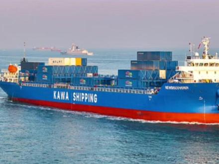 首艘中国货船通过伊朗“安全走廊” 霍尔木兹海峡局势突变,一条特殊的“生命线”正在打通!就在3月23日凌晨,首艘中国船东的货船“NEWVOYAGER”号,成功穿越伊朗开辟的“安全走廊”,这是否意味着被困的中资船队即将全线突围?
这条路可不好走!所谓的“安全走廊”,并非传统航道,而是向北绕行,完全深入伊朗领海,受其严密管控。此前,因为沟通机制不顺,中国船只曾一度“归零”。但现在,情况出现了转机:不仅有货船通过,一支由中、印两国油轮组成的船队也成功突围。