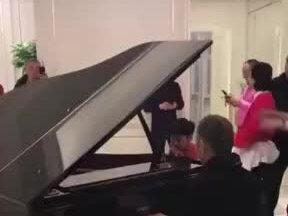 陈道明弹钢琴苗苗光脚跳 这首芳华比韩红唱的好,葛优冯小刚很开心#娱乐 #娱乐圈 @陈道明老戏骨 @冯小刚