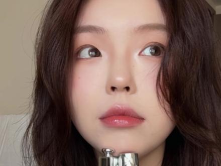 最近爱的唇蜜~ 唇蜜的优点,轻薄滋润没负担,颜色也很好看,他的缺点也显而易见,会粘头发会掉色,可是耐不住,我真的很喜欢简单分享一下✨
#口红推荐 #唇蜜 #迪奥唇蜜018 #丝芙兰05 #秋冬口红推荐