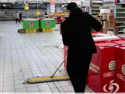 郑州世纪联华汝河路店今日下午4点闭店! 工作人员:“不舍得,有感情了。”闭店日服务不打折,站好最后一班岗 #大河公共新闻