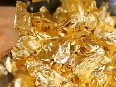 小伙买下一万片金箔纸“炼金”!能炼出来金子吗?