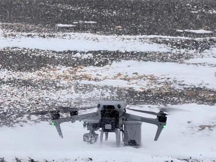 世界首款无人机热成像! #无人机改装热成像 天眼U3,世界首款专为无人机设计的云台热成像仪,开机默认768×576硬超分,高清夜视900米;一体化设计,3秒快速安装,实现热成像和无人机无缝融合;适用于搜寻救援、夜视观察、电力巡检、应急抢险、安防执法、水利林业检测等。
第一、天眼U3能看多远?①天眼U3采用战神Ⅲ代专项探测器,NETD小于15mK,精准捕捉0.015℃细微温差变化;②热成像像素开机默认768×576硬超分;③等效42mm镜头,实现900米探测;
第二、天眼U3能智能识别热源吗?①U3采用了11核处理器,天眼独有的海德拉多线程架构;②天空端和地面端是双AI算力平台,可以智能识别人、动物、汽车,并且实现AI自动锁定追踪;
第三、天眼U3的无人机操控性能怎么样?
①天眼U3采用了3轴稳像云台,专业防抖,可同时调用无人机原摄像头,实现多光谱联动协同追踪。②U3搭配了2200米穿林专用图传,0.01秒延迟,内置高增益天线阵列,具有复杂环境抗干扰;③配置了可以和原无人机遥控器一体融合的热成像遥控器,是1280高清触控屏,双指滑动实现16×变倍,可以折叠,操控简单,方便携带。
第四,天眼u3适合哪些环境?
①内置天眼鹰+4.0智能算法,有AI四季模式,可根据不同季节和环境自适应;②内嵌AI智能去雾算法,即使南方雨天和北方雾霾等恶劣天气也适用#热成像 #天眼热成像 #天眼U3 #大疆air3 大疆mavic3pro