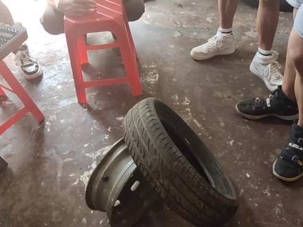 徒手装胎方法,不用设备照样拆装汽车轮胎