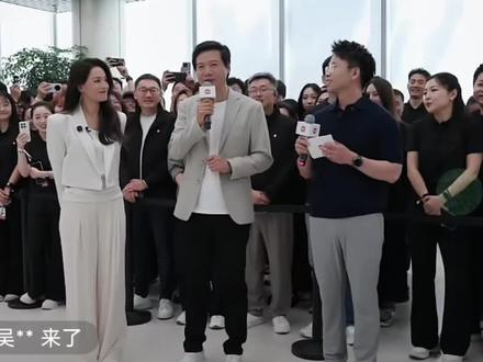雷军跟舒淇为小米首批YU7GT车主交车 现场车主还能获得舒淇给的的特殊礼物,签名海报
#小米 #雷军 #舒淇 #小米汽车 #小米yu7gt