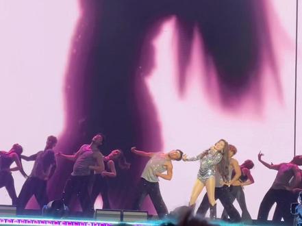 有没有人懂这个舞台设计有多绝🥹#单依纯 #单依纯深圳演唱会