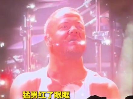 梦龙主唱大丹坦露自己眼睛视力不好,于是全场为他亮起一片星海。#梦龙乐队#梦龙杭州演唱会