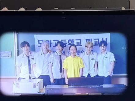 “星辰之歌回荡耳畔 漫天繁星与你同在”
#txt#星星之歌#kpop#追星#moa
有宝宝蹲的竖版模版来了!在剪\映搜Beoment 主页里面有发~
星星之歌好像在它出来的那一刻就直接成了我的档曲top3🥺
在星星之章的末尾 在属于小档的七年的转折点 听到这么好的歌感觉自己又可以喜欢小档很久😭
“梦 星星 名字 约定”作为五个魔法少年从出道至今围绕着的词汇 每次看到歌词里出现都心暖暖 txt真的是在好好做概念的团体
成员与成员之间 成员与粉丝之间 甚至粉丝与粉丝之间都在做着彼此的约定
希望作为队友、同样也是人生伙伴的共同奋进;
希望不仅是粉丝与偶像间的关系 还能成为青春之旅上的好友;
希望作为同担,做为同是追着星星的人,可以在这追星之旅一同愉快的度过。
最近的粉圈的确有点闹…有时候不敢给社交平台刷新 因为涌来的是拉踩是吵闹(我只是在指故意破坏气氛 制造焦虑制造冲突的人 如果看到感到不满请划走 不要攻击我)
听完正规四的收录曲我只想说
崔然竣做的好,崔秀彬做的好,
崔杋圭做的好,姜太显做的好,
休宁凯做的好,txt做的好!
虽然公司在有些分配,策划上不如人意
但成员们无一不是在认真准备的
让我感觉粉圈怎么乱,txt给我呈现的就是一体的团结的
“愿这首繁星之歌,能得以永恒,我们的名字,是彼此陪伴的理由”
-“梦 星星 名字 约定”-
像在梦里出现般的五颗星星
“我的名字 你的名字 我们的名字”
我们约定明天也要在一起!!