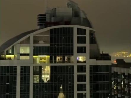 总台记者直击#阿联酋遭遇袭击后的24小时 :商场空旷、超市人满、夜空中再响爆炸声。