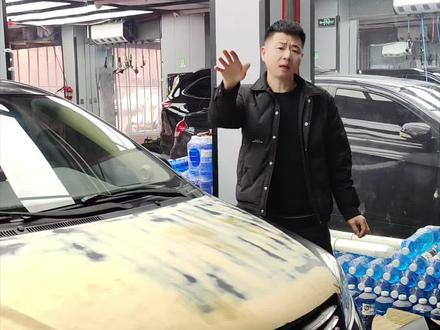 或许有人不解,为何要大费周章的去整备这样一台老车,那是因为他们不能体会,方向盘上磨出的包浆,是无数次手握的温度。座椅上留下的褶皱,藏着车主青春里的故事。我们无法共情车主对这台车的感情。真正爱车的人是这样子的,永远不会抛弃自己的老伙计,它早已不是冰冷的机器,它是车主不愿割舍的情感寄托。当沉寂的引擎再次轰鸣,我们知道这不是修复一台车,是让一段深情得以延续。#汽车贴膜#洛川汽车贴膜洗美工厂店 #漆面保护膜改色膜太阳膜 #360航空软包#洛川同城好店推荐