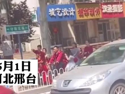 新郎骑自行车迎亲,一路收获无数祝福,新娘诠释了“嫁给爱情”!