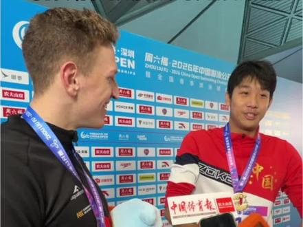 战胜世界纪录保持者马滕斯后,张展硕与其约定换泳帽 在今天结束的中国游泳公开赛400米自由泳的比赛中,张展硕以3分41秒55的成绩战胜该项目世界纪录保持者、德国游泳运动员马滕斯获得第一,并刷新个人最好成绩。
赛后颁奖仪式结束,两人在混采区约定换泳帽。
#中国游泳公开赛 #马滕斯 #张展硕 #400米自由泳