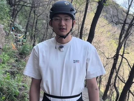 攀岩安全带5环科普|新手记下来考试要考的 很多人刚接触攀岩,分不清安全带五个环各自用处,穿戴还总调不好松紧。今天一条视频讲解安全带整体构造,每个环的作用,一步步正确穿戴,教大家轻松调到最贴合舒适的尺寸,新手快速上手~
1️⃣腰环:贴合腰部固定身形,收紧稳固,攀爬不易滑落,分担受力
2️⃣腿环:锁住双腿分担受力
3️⃣装备环:专门挂快挂、粉袋等小装备,方便取用,严禁承重受力
4️⃣保护环:攀登时挂主锁,保护时挂保护器
5️⃣攀登环: 顶绳先锋时穿绳子打八字结
点赞+收藏!岩馆顶绳考试是要考的!
#攀岩 #上墙吧攀岩人 #攀岩人谁懂啊 #我的攀岩生活 #攀岩入门