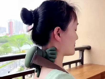 这年头,谁还花钱去按摩店按摩?现在都用这种极点魔术手按摩仪了,在家就能享受大师级别的按摩!仿真的手掌设计,加上热敷功能,就跟真人按摩一样舒服,随时随地都能来上一回#肩颈按摩器 #仿人手按摩仪 #颈椎按摩器 #按摩放松 #居家好物