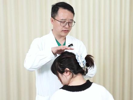 睡觉落枕了怎么办?骨科医生教你2招#医学科普 #落枕 #颈椎曲度 #全民健康素养提升