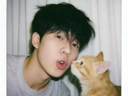 世界不能没有小猫咪#狸花猫小猫#豆包你还是太权威啦!和猫猫相拥 和自家萌宠合照和猫猫拥抱ai合照指令教程来啦!#豆包ai#和宠物合照豆包p图和猫猫合照