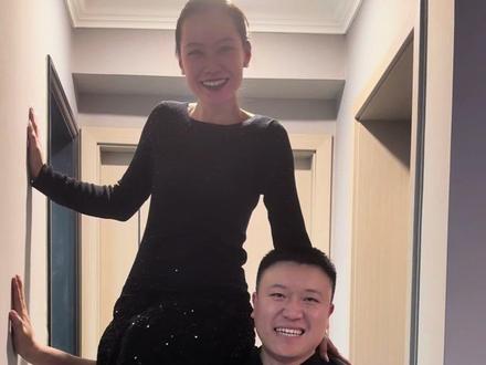 #坐肩膀拍照 快来试试坐肩膀拍照 很好拍