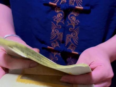 我有强迫症,捻金银纸就要捻得圆圆大大的,像朵花一样,我心里才舒服(˵¯͒〰¯͒˵)#民俗文化