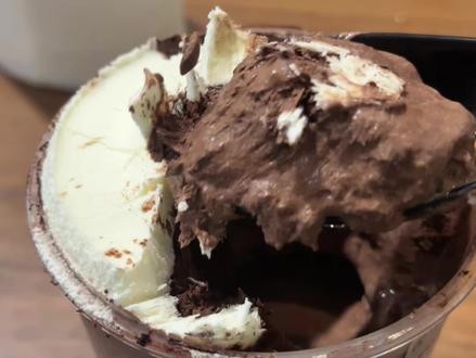 到底是谁发明的这个冷冻版苦巧咸酪碎银子!太太太好吃了!#喜茶 #苦巧咸酪碎银子 #冰淇淋