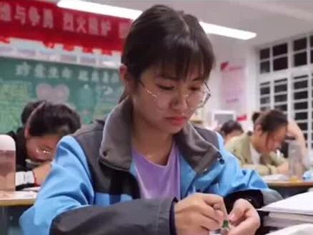 #2020高考直击 #2020河南高考 高三女生随身携带风油精备战高考:证明自己,给妈妈争气