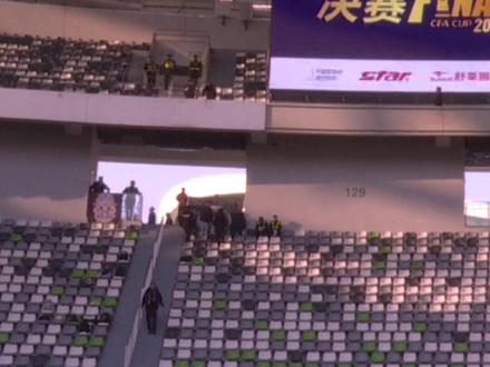 #足协杯决赛 距离决赛还有两小时,苏州奥体中心#北京国安 球迷看台的决赛Tifo也马上要布置完毕了。虽然这次决赛京籍球迷和河南籍球迷的人数比达到了略显悬殊的1:3,但是来到苏州的7600多名国安远征军将坚定地站在球队身后。