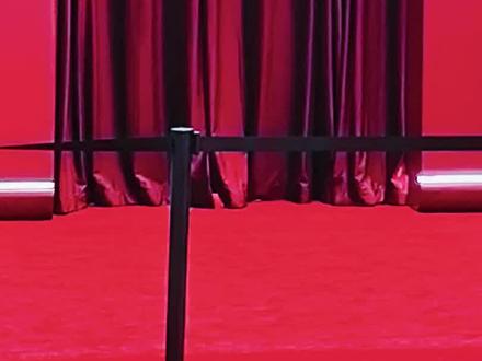 皮一下很开心!超级可爱的毛茸茸!
后面在拍物料,开帘而出!他皮了一下,超级可爱,本体真的就是个毛茸茸!
#陈星旭 #西安 #SKP #周大福 #戴比尔斯