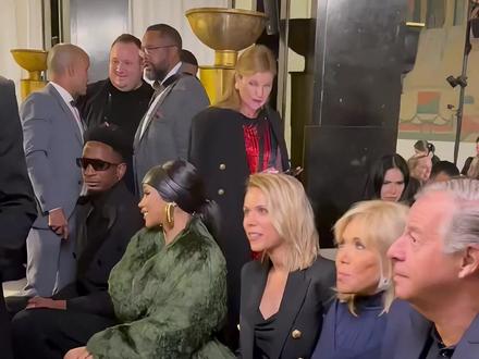 72岁布丽吉特好时髦,蓝色修身裙凸显曼妙身材,没有一丝赘肉