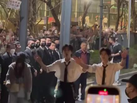 昨晚接下班的有没有一千人😅卡姿兰直播#云熠#路透 #明星现场 #拍摄现场直击 #观众视角