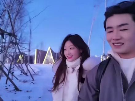 《恋雪纪》我愿意弥补你的遗憾,但我真的不愿意成为替代品。故事里的长白山,是遗憾的终点,也是新生的起点。当男主抛开"像"的执念,正视眼前人的时候,才真正读懂了爱的意义-爱不是借一个人的形,圆另一个人的梦;而是看见你的脆弱,接纳你的不完美,把你的名字,刻进专属你们的余生里。雪会消融,约定会褪色,但那份"你就是唯一"的坚定,永远是感情里最珍贵的底色。愿我们都能在爱里做回自己,不必成为谁的影子,只做某人的光。
#恋雪纪 #长白山#天池#love哪有live香