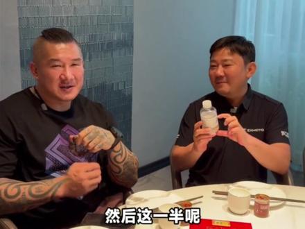 张雪拿出第三次冠军香槟,亲自给台湾馆长倒上,还说多倒点发财的😂太有诚意了#张雪 #馆长 #台湾 #冠军 #香槟