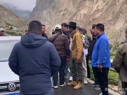 嚣张!逆行插队还骂人,一男子插队被制止后态度恶劣被众人怼