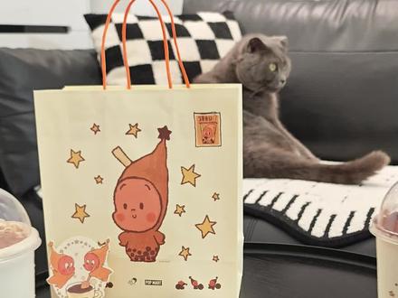 喜茶星星人随行杯改造教程!!! 喜茶和星星人联名的新皮肤太可爱了🌟用联名杯子改造了星星灯和随行杯!~
1杯2用直接封神💫看谁还不会,快来交作业!
#喜茶星星人 #喜茶星星人联名 #手工DIY #奶茶杯妙用 #变废为宝