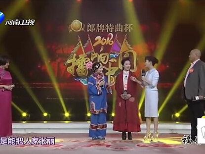 张晓英有多牛?上台要唱李玲玉的成名曲,把原唱都笑趴下了!