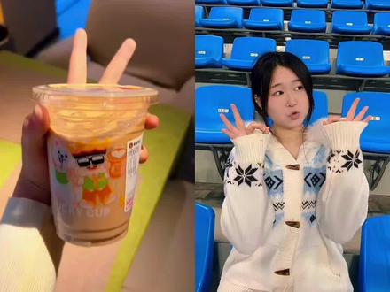 本来只是随便买杯幸运咖,没想到好运真的来了🍀
前段时间整个人状态特别差,做什么都提不起劲,考试没发挥好、喜欢的东西抢不到,连出门都总赶不上车。
今天路过,随手买了杯幸运咖,想着便宜又解腻,就当安慰一下自己。喝着冰冰甜甜的,心情一下子缓和了很多。
结果刚刚收到好消息,之前一直担心的事情顺利解决了,还意外收到了好消息,出门办事一路顺畅,连排队都特别快。
原来好运真的会悄悄来,一杯小小的幸运咖,就把平淡又糟糕的日子,慢慢变甜变顺利了✨
#椰椰拿铁一起比耶#椰椰拿铁四周年#YAO你一起幸运椰#姚琛椰椰拿铁分享官#vlog