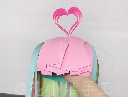 A4纸剪3cm长条,做出超仙叶罗丽头发✨
小女孩戴上转圈圈也太好看了!
零成本手工,手残党也能学会! #叶罗丽手工 #A4纸手工 #儿童手工教程 #亲子手工 #花小朵手工