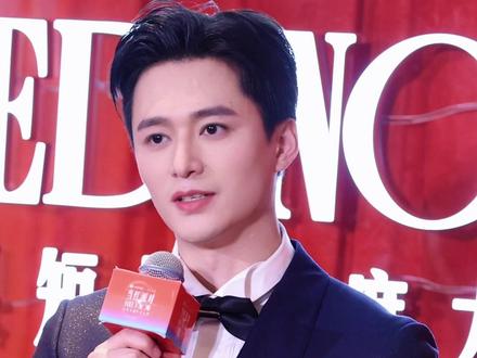 #王皓祯 这次红毯从容很多哦!期待等下派对与老朋友见面和认识新朋友😊放原声是因为太好听了~#红果年度大赏 #当红派对 #近距离看明星