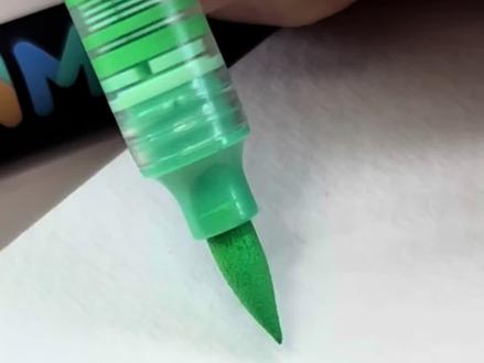 一不小心画出满屏幸运!从点到四叶草草丛,一看就会画!🍀 #丙烯马克笔绘画 #四叶草 #艺术在抖音 #艺术种草指南 #恩米丙烯马克笔 @乐研绘🎨