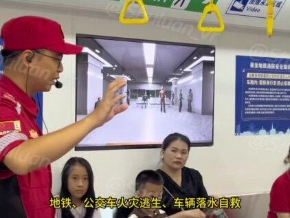 超载客车追尾货车,交通安全容不得半点侥幸,VR交通安全体验馆 #交通事故 #交通安全无小事 #交通事故案例 #vr交通安全体验馆 #安全驾驶