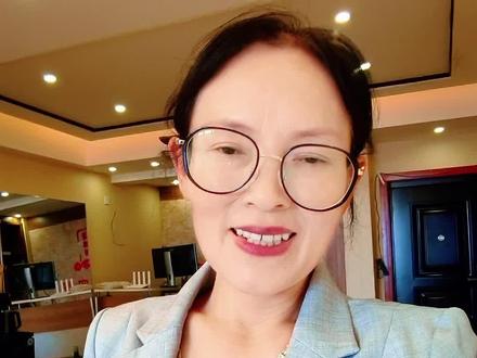 你会不会给你的老师写信,这封信太感人,一定要看完:师恩如海,期盼相见
时光荏苒,岁月如梭,43年的光阴仿佛只是一瞬间,却又漫长到足以让青丝染霜。那些深藏在心底的感恩与思念,从未因时间的流逝而褪色,反而愈发清晰、沉重。
敬爱的老师,还记得小时候,家里连2.5元的学费都交不起,是您,我的老师,默默为我垫付,还一次次将本子塞进我的书包。那些本子上密密麻麻的字迹,不仅记录着知识,更镌刻着您无私的爱与期望。您是我童年里的一束光,照亮了我前行的路,也温暖了我贫瘠的岁月。老师还记得我光着脚丫上课见你就害羞躲起来的场景吗。虽然我是穷人的孩子,你依然鼓励我走上学校六一儿童节的舞台。去绽放我的童真风彩。那道明天歌今天还依然记得。
43年来,我无数次想起您,想起您的慈祥笑容,想起您的谆谆教诲。师恩深似海,我却始终未能当面道上一声感谢。人生步入暮年,生命开始进入倒计时,第一个心愿就是想再见您一面。那些憋了太久的话,多想亲口告诉您:您的学生没有辜负您的期望,您的恩情,我一生铭记。
然而,时光阻隔,音信全无,我只能将这份思念深埋心底,任其发酵成一种甜蜜的苦涩。直到有一天,有同学将和你的合照发在群里,更增加了我对你的想念和想见的欲望,几经周折,奇迹般找到了您的联系方式,那一刻,我的心仿佛被点燃,喜悦如潮水般涌来,几乎要溢出胸膛。43年的等待,43年的寻觅,终于在这一刻有了回响。
原来,世间最美好的重逢,不是偶然相遇,而是历经千帆后的得偿所愿。我终于可以再次走向您,带着43年的感恩与思念,轻轻说一句:“老师,我要来看您了。”
师恩难忘,如海深沉;岁月可期,我们马上就要相见。这一刻,我等了整整一生。老师我爱你#写给老师的信 #师恩如海 #师生情#沐曦正能量 @抖音创作小助手 @抖音小助手 @DOU+小助手 @DOU+上热门