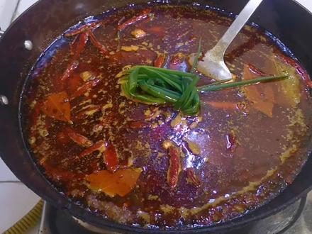 在家煮火锅你们是直接煮还是会先炒火锅底料呢?火锅底料炒一下会更香哟,一点不输店里的味道,快试试吧#火锅