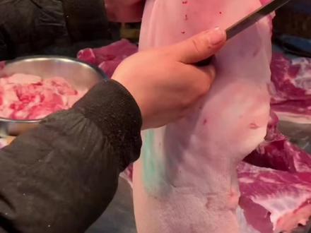 注胶肉煮熟后,精肉部分异常坚硬,无弹性,目前当地市场上大量存在,希望有关部门尽早介入,守住食品底线🙏🙏🙏