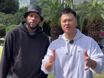 威姆斯的首个百分大战对手终于确认了,26号晚上你们期待吗?希望我可以作为职业球员和街头篮球的桥梁,让更多草根球员走上更高的舞台展示自己。#抖音百分大战 #威姆斯百分大战 @Adragon周楷恒 @柯冉