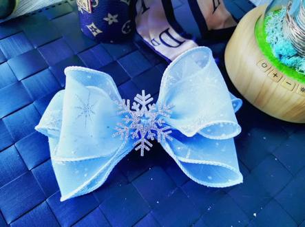 家有一个爱莎迷,手工做了一个爱莎头花,搭配公主裙,美美的出街#创作灵感 #手工diy #头饰发饰 #仙女必备