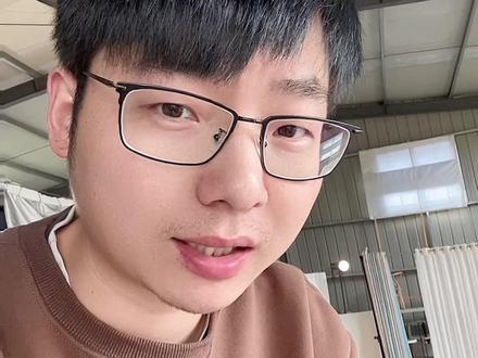 论地材的演化过程——实木篇!物竞天择,适者生存!地板也不例外!实木,锁扣,背漆,清漆,格丽斯,压花,印花,3D打印,改刀板,下线板,拆迁板,杂木地板!大锁扣,小锁扣,平扣,虎口隼,#专业的事交给专业的人 #板材各种类型应有尽有 #南浔地板工厂 #什么是实木地板 #地板的演化