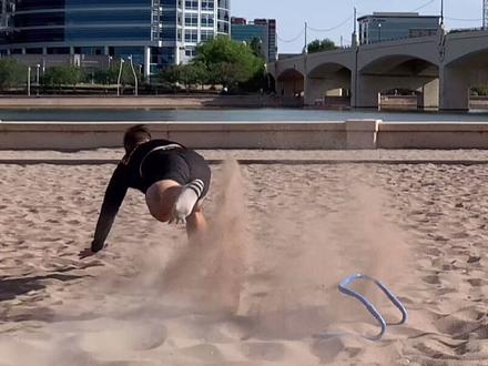 有鞋我不穿,就是要穿袜子训练!哎,就是玩儿~~~~ #橄榄球 #训练 #健身 #沙滩 #就是玩儿