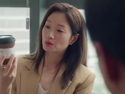 沈佳妮虽然不是那种一眼看去特别漂亮那种,但看着很舒服,淡然