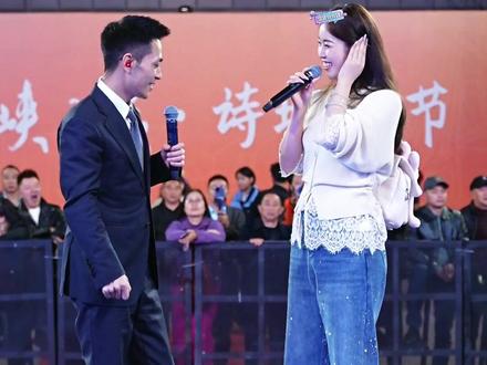 索图和美女合唱《红尘情歌》,台下的观众纷纷起哄亲一个 #索图 #索图大舞台#大舞台 #音乐分享